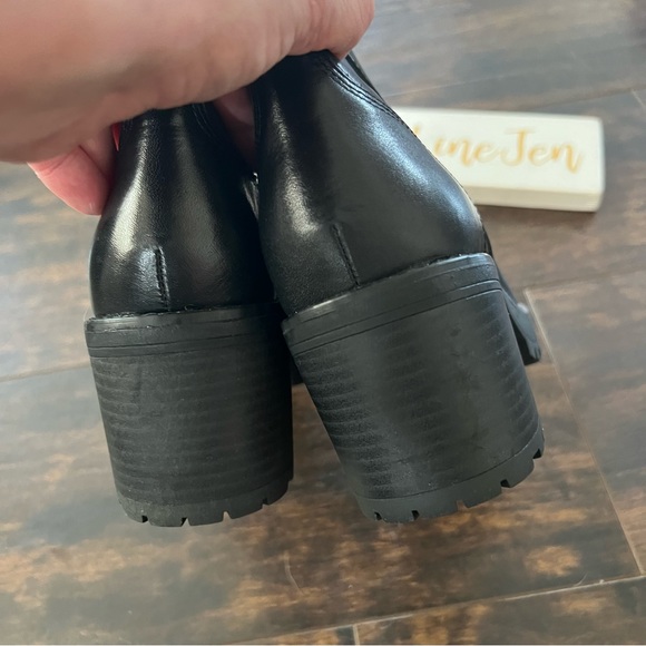 Andre Assous Milla Lug Sole Bootie NWOT - Picture 4 of 7